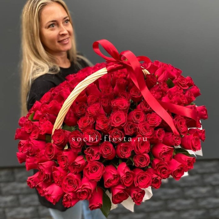 151 красная  роза в корзине в Нижневартовске