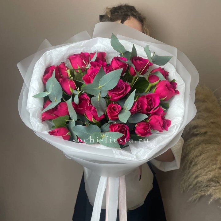 25 малиновых роз с эвкалиптом в Нижневартовске