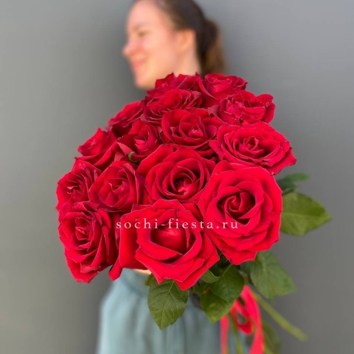 15 красных роз под ленту в Нижневартовске