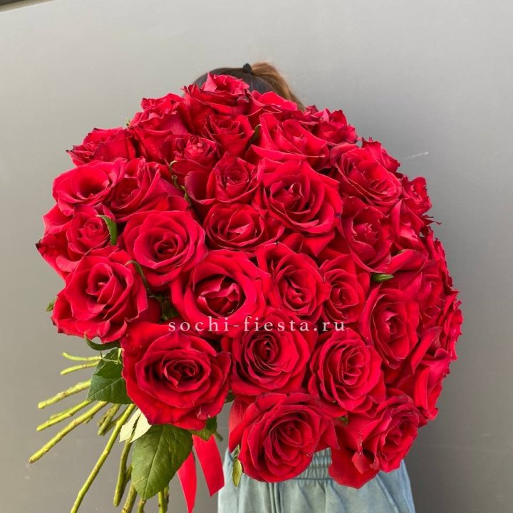 35 красных роз под ленту с доставкой в Нижневартовске