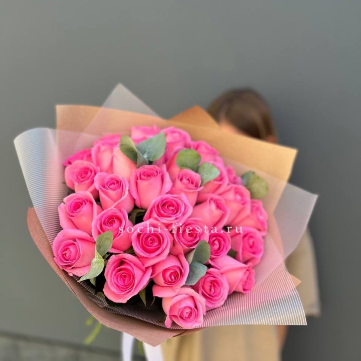 31 розовая роза с эвкалиптом в Нижневартовске