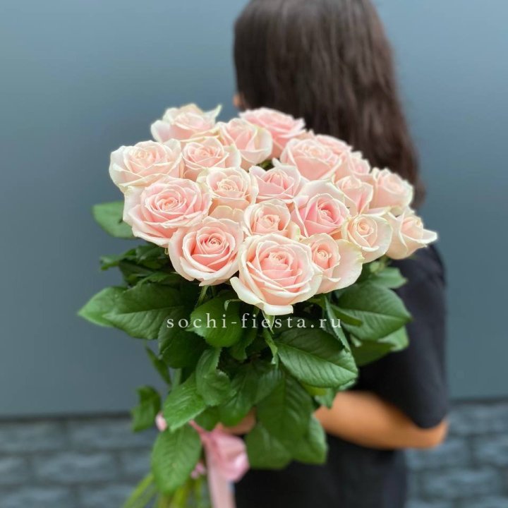 Высокие розовые розы в Нижневартовске