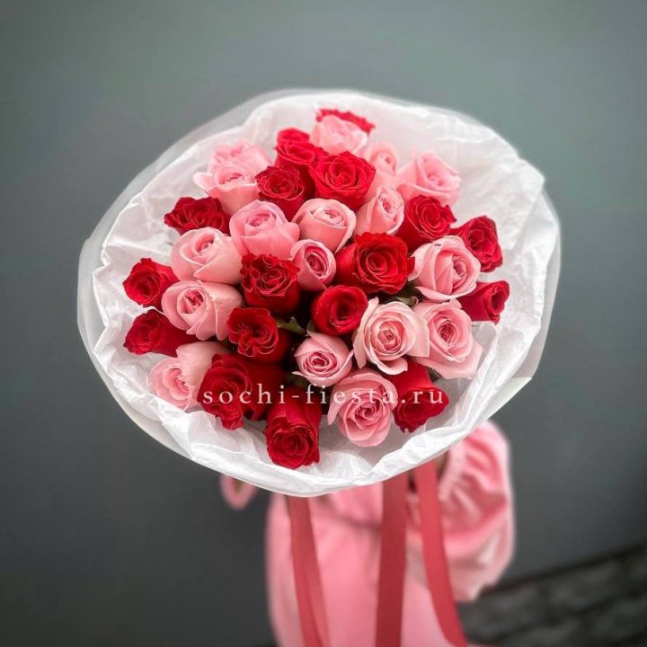 Букет красных и розовых 35 роз в Нижневартовске