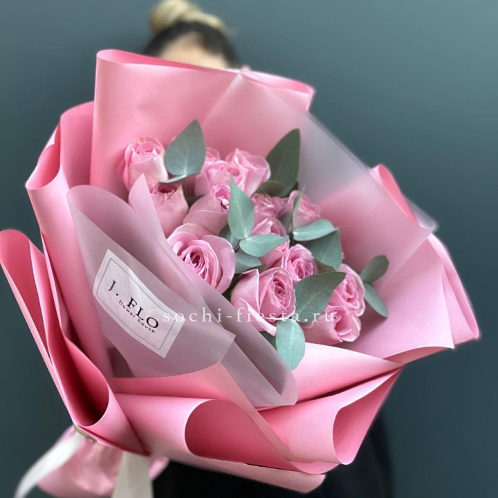 15 Розовых роз с эвкалиптом в Нижневартовске