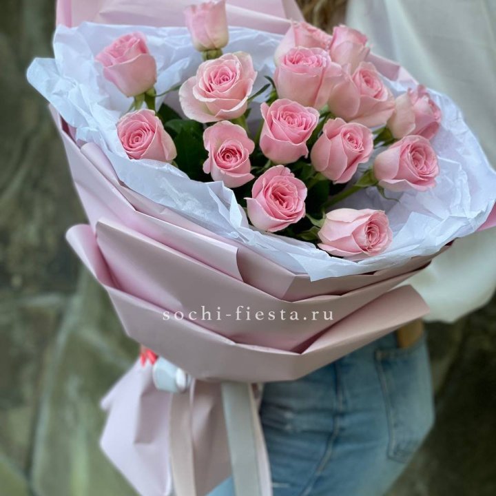 Розовые розы в авторском оформлении с доставкой в Нижневартовске