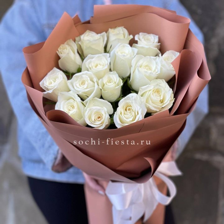 15 белых роз сиена в Нижневартовске