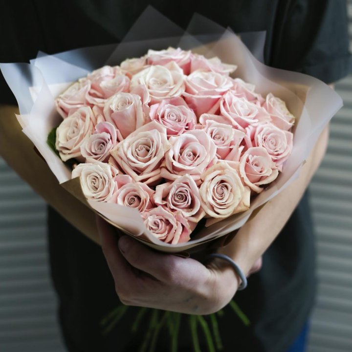 27 кремовых роз в Нижневартовске