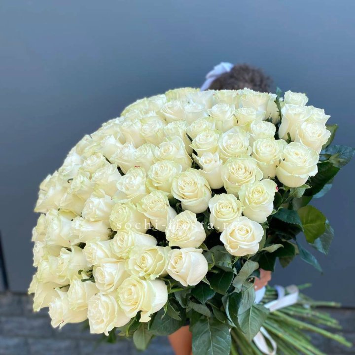 101 белая высокая роза в Нижневартовске