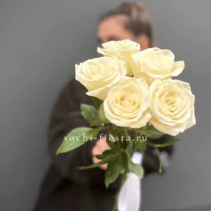 Букет 5 белых роз  в Нижневартовске