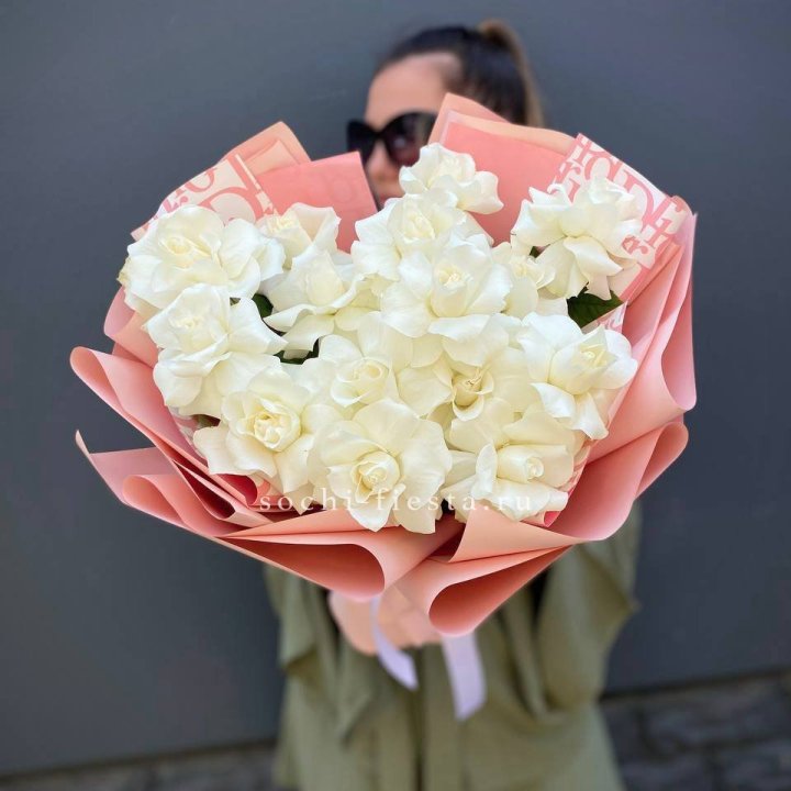 Белые розы "Аморе" в Нижневартовске