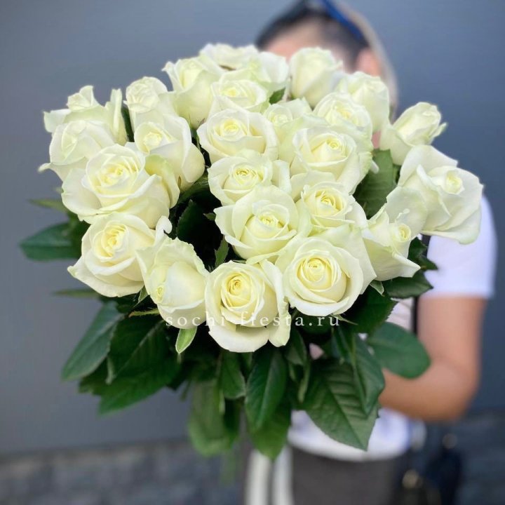 Голландские розы белые 25 с доставкой в Нижневартовске