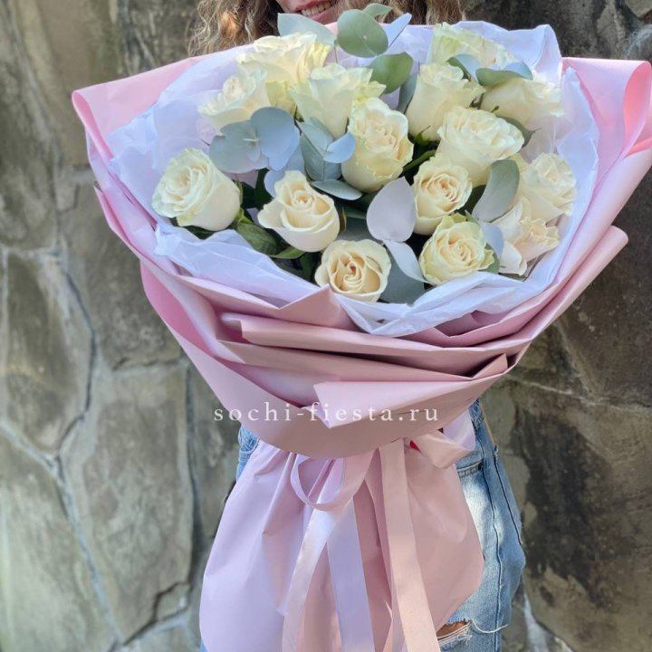 Белые розы в авторском оформлении с доставкой в Нижневартовске