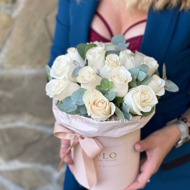 Цилиндр из белых роз в Нижневартовске