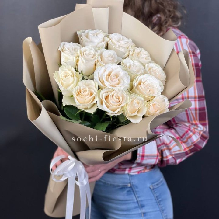 15 белых роз кофе в Нижневартовске