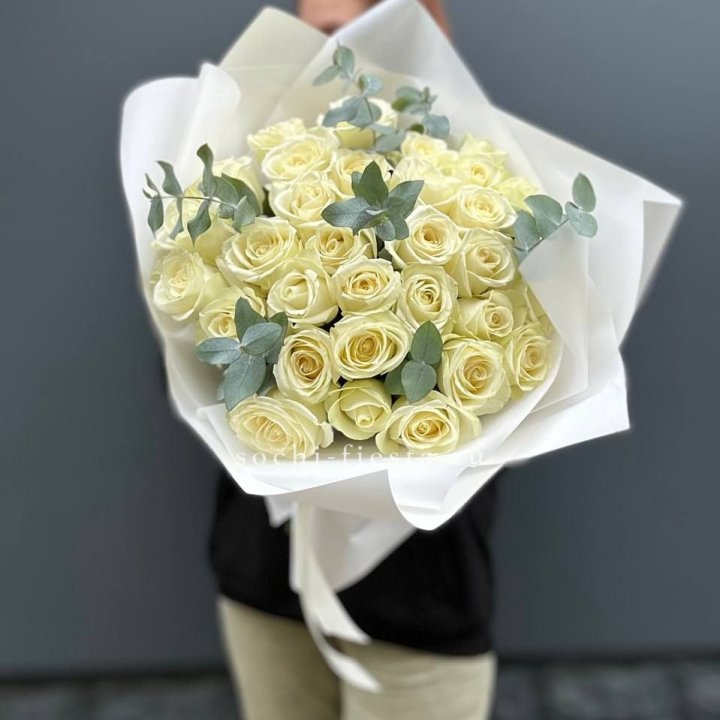 31 белая роза с эвкалиптом в Нижневартовске