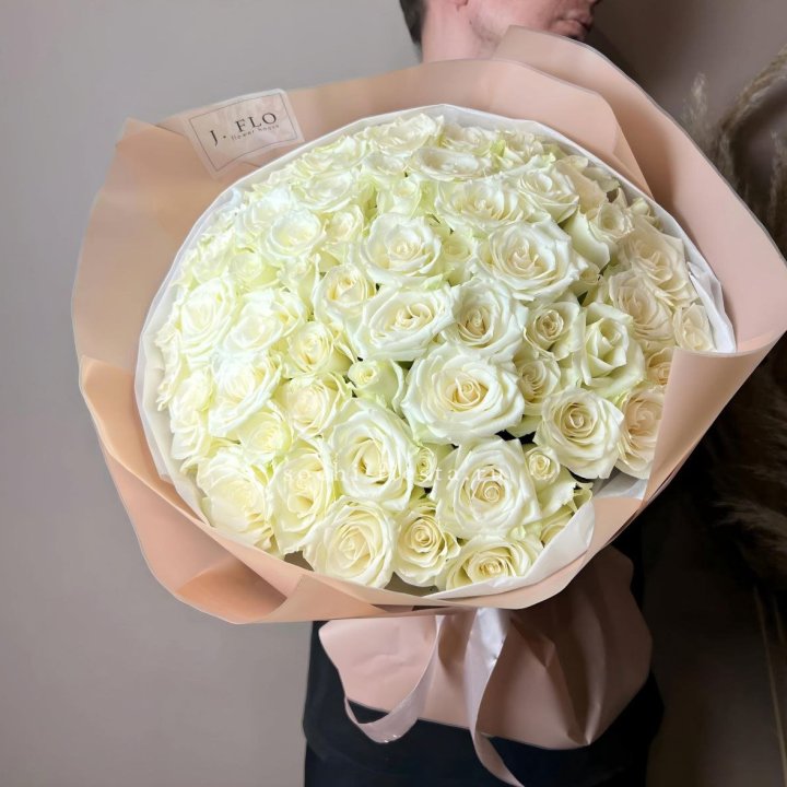 51 белая  роза в оформлении в Нижневартовске