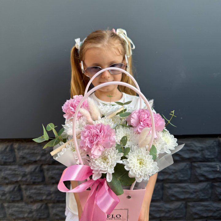 Сумочка из стойких хризантем и диантуса в Нижневартовске