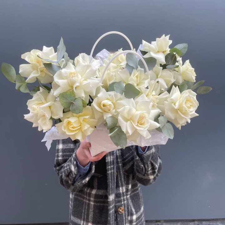 15 белых роз в сумочке в Нижневартовске