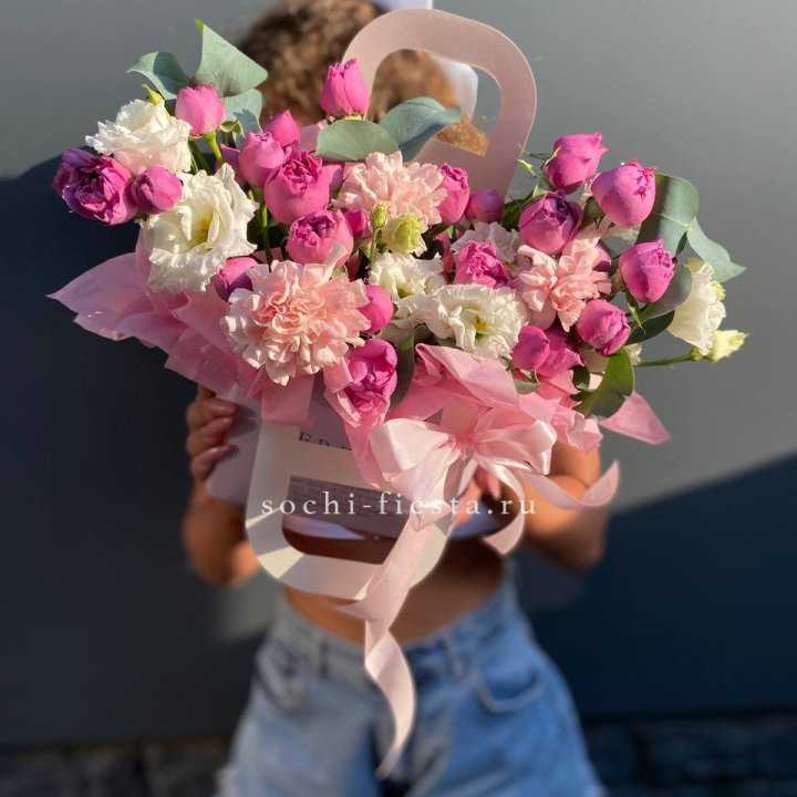 Сумочка с кустовой розой и диантусами в Нижневартовске