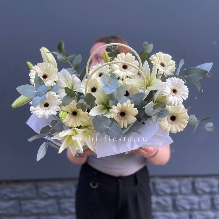 Сумочка лилии и герберы в Нижневартовске
