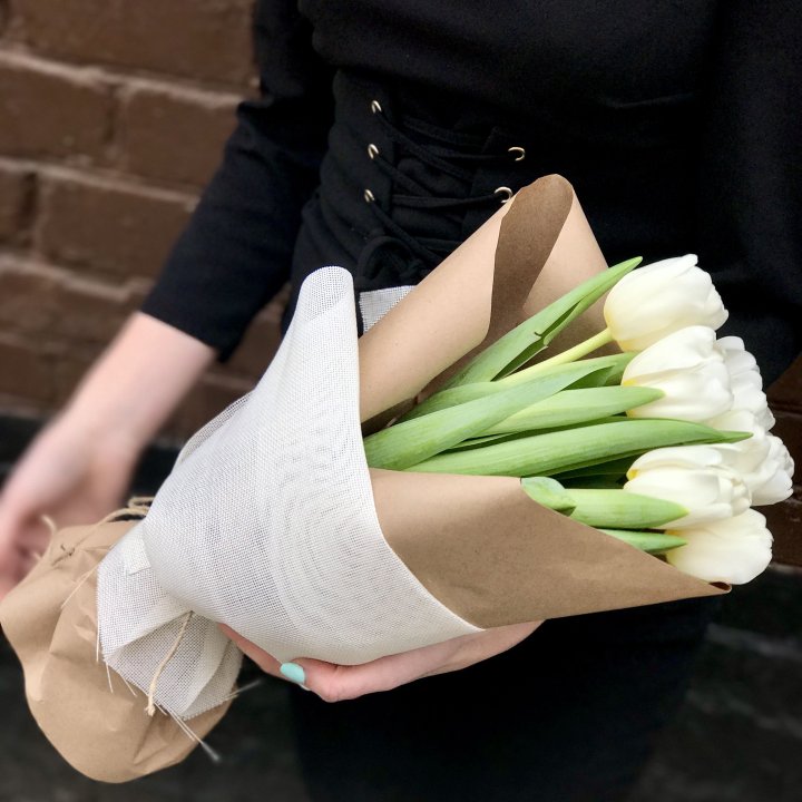 Букет белых тюльпанов в Нижневартовске