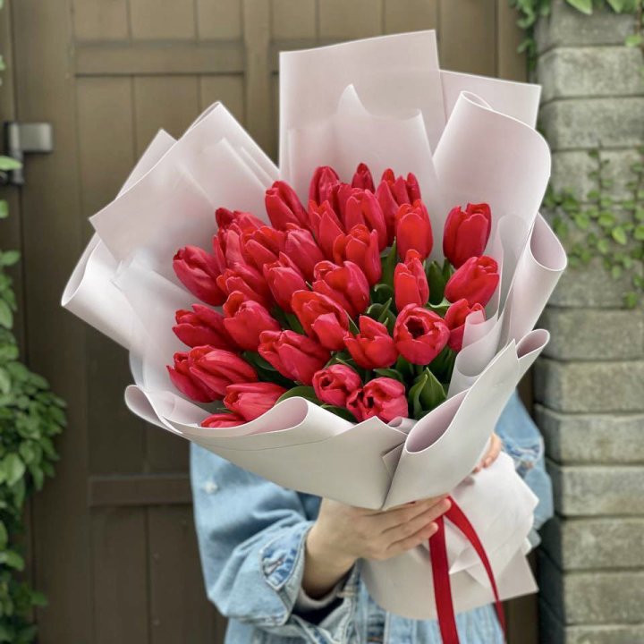 35 красных тюльпанов в Нижневартовске